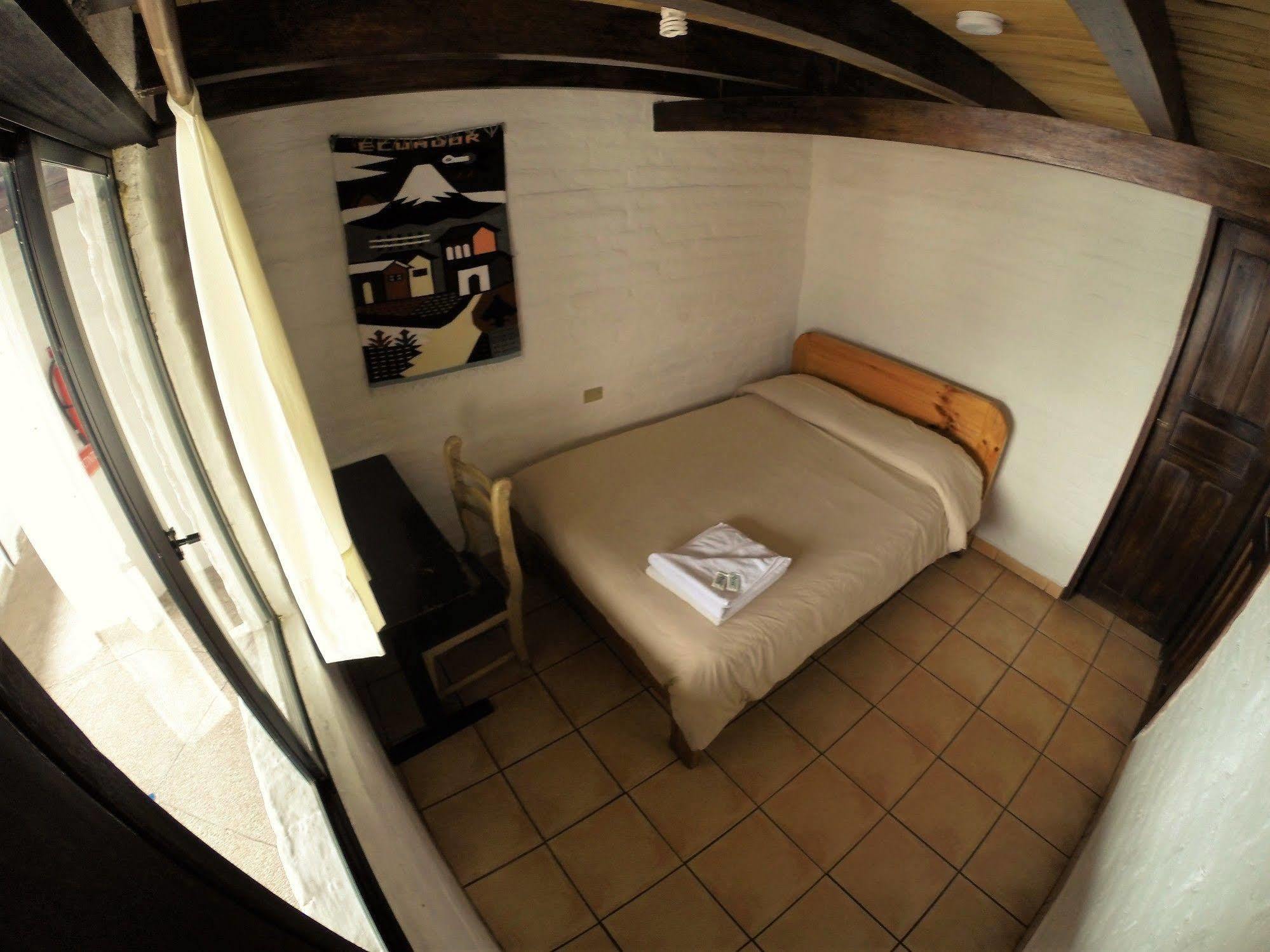 Hostal L'Auberge Inn Quito Exterior photo
